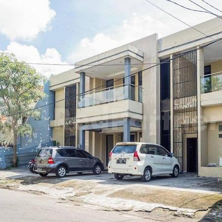 My Hommy Homestay Mitra Reddoorz Surabaya Exterior photo