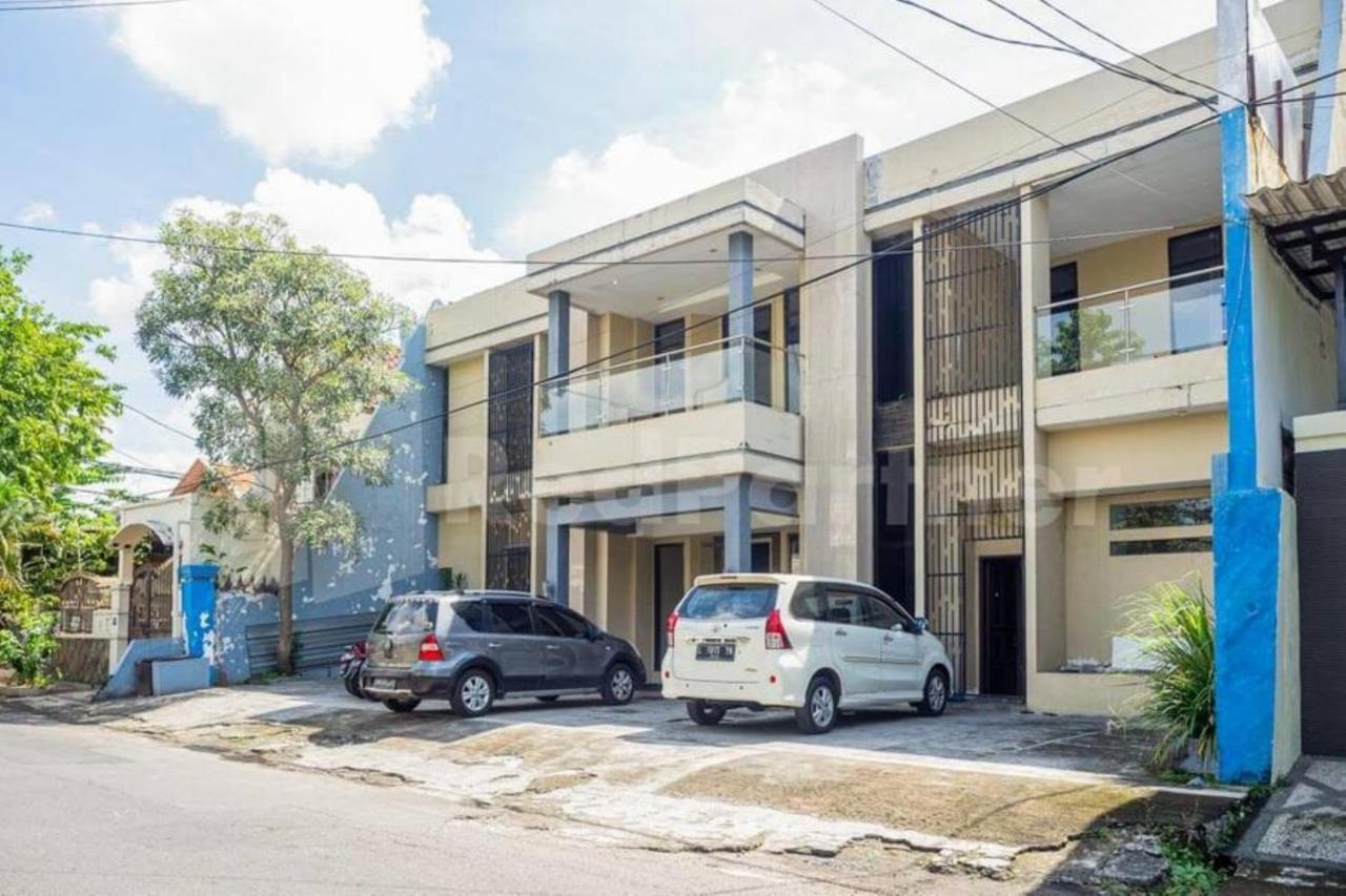 My Hommy Homestay Mitra Reddoorz Surabaya Exterior photo