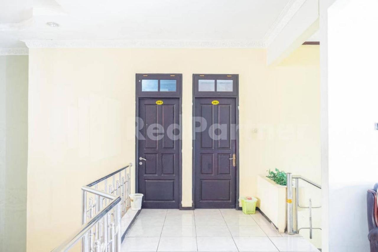 My Hommy Homestay Mitra Reddoorz Surabaya Exterior photo